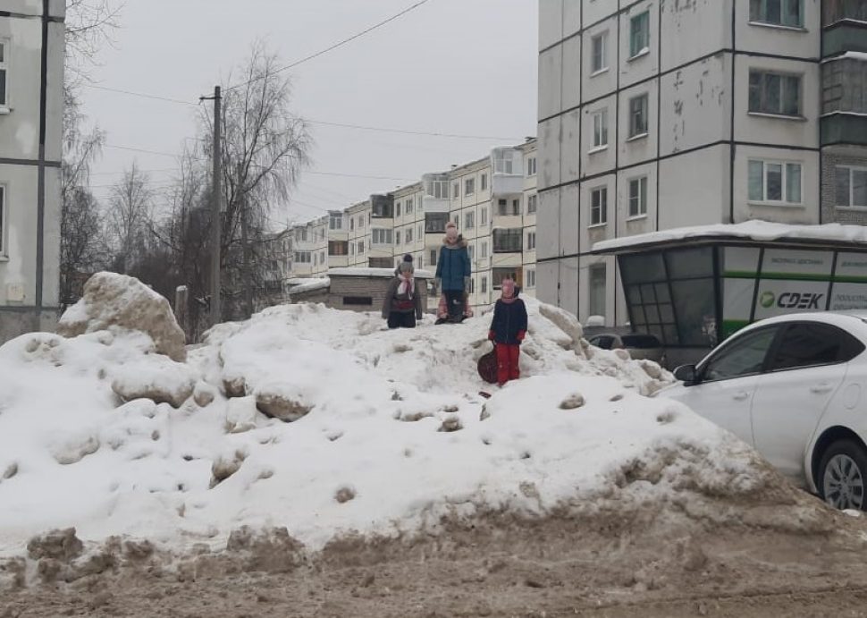В Северодвинске приступили к вывозу снега из дворов